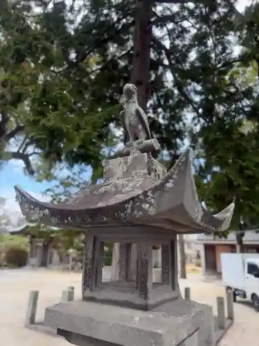 諏訪神社の{uncategorized: "未分類", other: "その他", undefined: "問題あり", building: "その他建物", grave: "お墓", sacred_gate: "鳥居", guardian: "狛犬", statue: "像", buddha: "仏像", history: "歴史", nature: "自然", garden: "庭園", animal: "動物", pagoda: "塔", temizu: "手水舎", mountain_gate: "山門・神門", sanctuary: "本殿・本堂", subordinate: "末社・摂社", art: "芸術", scenery: "景色", jizo: "地蔵", ema: "絵馬", goshuin: "御朱印", omikuji: "おみくじ", items: "授与品その他", amulet: "お守り", goshuincho: "御朱印帳", eats: "食事", festival: "お祭り", votive_dance: "神楽", shichigosan: "七五三参", wedding: "結婚式", experience: "体験その他", initially: "初詣", around: "周辺", anti_infection: "感染症対策"}