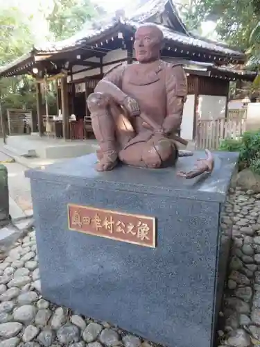 安居神社の像