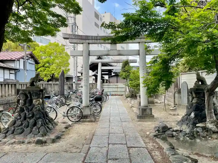 伊奈利神社の{uncategorized: "未分類", other: "その他", undefined: "問題あり", building: "その他建物", grave: "お墓", sacred_gate: "鳥居", guardian: "狛犬", statue: "像", buddha: "仏像", history: "歴史", nature: "自然", garden: "庭園", animal: "動物", pagoda: "塔", temizu: "手水舎", mountain_gate: "山門・神門", sanctuary: "本殿・本堂", subordinate: "末社・摂社", art: "芸術", scenery: "景色", jizo: "地蔵", ema: "絵馬", goshuin: "御朱印", omikuji: "おみくじ", items: "授与品その他", amulet: "お守り", goshuincho: "御朱印帳", eats: "食事", festival: "お祭り", votive_dance: "神楽", shichigosan: "七五三参", wedding: "結婚式", experience: "体験その他", initially: "初詣", around: "周辺", anti_infection: "感染症対策"}