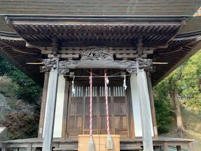 白山神社の本殿