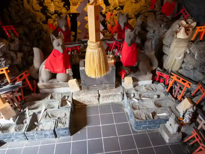 東京羽田 穴守稲荷神社の{uncategorized: "未分類", other: "その他", undefined: "問題あり", building: "その他建物", grave: "お墓", sacred_gate: "鳥居", guardian: "狛犬", statue: "像", buddha: "仏像", history: "歴史", nature: "自然", garden: "庭園", animal: "動物", pagoda: "塔", temizu: "手水舎", mountain_gate: "山門・神門", sanctuary: "本殿・本堂", subordinate: "末社・摂社", art: "芸術", scenery: "景色", jizo: "地蔵", ema: "絵馬", goshuin: "御朱印", omikuji: "おみくじ", items: "授与品その他", amulet: "お守り", goshuincho: "御朱印帳", eats: "食事", festival: "お祭り", votive_dance: "神楽", shichigosan: "七五三参", wedding: "結婚式", experience: "体験その他", initially: "初詣", around: "周辺", anti_infection: "感染症対策"}