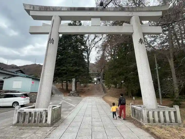 諏訪大社上社前宮の{uncategorized: "未分類", other: "その他", undefined: "問題あり", building: "その他建物", grave: "お墓", sacred_gate: "鳥居", guardian: "狛犬", statue: "像", buddha: "仏像", history: "歴史", nature: "自然", garden: "庭園", animal: "動物", pagoda: "塔", temizu: "手水舎", mountain_gate: "山門・神門", sanctuary: "本殿・本堂", subordinate: "末社・摂社", art: "芸術", scenery: "景色", jizo: "地蔵", ema: "絵馬", goshuin: "御朱印", omikuji: "おみくじ", items: "授与品その他", amulet: "お守り", goshuincho: "御朱印帳", eats: "食事", festival: "お祭り", votive_dance: "神楽", shichigosan: "七五三参", wedding: "結婚式", experience: "体験その他", initially: "初詣", around: "周辺", anti_infection: "感染症対策"}