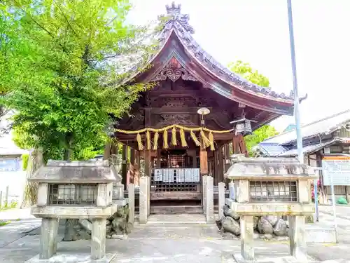 白山神社の本殿