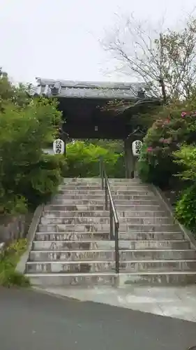 覚園寺の山門