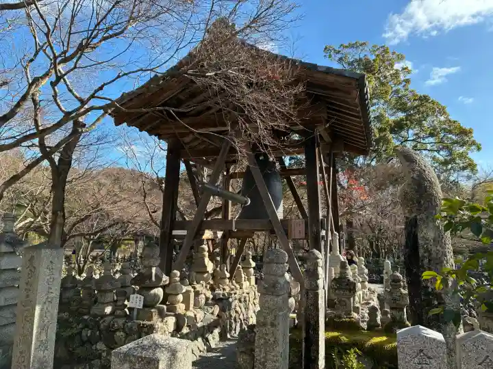 化野念仏寺の{uncategorized: "未分類", other: "その他", undefined: "問題あり", building: "その他建物", grave: "お墓", sacred_gate: "鳥居", guardian: "狛犬", statue: "像", buddha: "仏像", history: "歴史", nature: "自然", garden: "庭園", animal: "動物", pagoda: "塔", temizu: "手水舎", mountain_gate: "山門・神門", sanctuary: "本殿・本堂", subordinate: "末社・摂社", art: "芸術", scenery: "景色", jizo: "地蔵", ema: "絵馬", goshuin: "御朱印", omikuji: "おみくじ", items: "授与品その他", amulet: "お守り", goshuincho: "御朱印帳", eats: "食事", festival: "お祭り", votive_dance: "神楽", shichigosan: "七五三参", wedding: "結婚式", experience: "体験その他", initially: "初詣", around: "周辺", anti_infection: "感染症対策"}