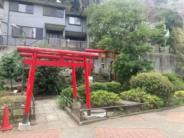 狸穴稲荷社の{uncategorized: "未分類", other: "その他", undefined: "問題あり", building: "その他建物", grave: "お墓", sacred_gate: "鳥居", guardian: "狛犬", statue: "像", buddha: "仏像", history: "歴史", nature: "自然", garden: "庭園", animal: "動物", pagoda: "塔", temizu: "手水舎", mountain_gate: "山門・神門", sanctuary: "本殿・本堂", subordinate: "末社・摂社", art: "芸術", scenery: "景色", jizo: "地蔵", ema: "絵馬", goshuin: "御朱印", omikuji: "おみくじ", items: "授与品その他", amulet: "お守り", goshuincho: "御朱印帳", eats: "食事", festival: "お祭り", votive_dance: "神楽", shichigosan: "七五三参", wedding: "結婚式", experience: "体験その他", initially: "初詣", around: "周辺", anti_infection: "感染症対策"}