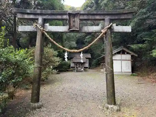 瀧神社（都農神社末社（奥宮））の{uncategorized: "未分類", other: "その他", undefined: "問題あり", building: "その他建物", grave: "お墓", sacred_gate: "鳥居", guardian: "狛犬", statue: "像", buddha: "仏像", history: "歴史", nature: "自然", garden: "庭園", animal: "動物", pagoda: "塔", temizu: "手水舎", mountain_gate: "山門・神門", sanctuary: "本殿・本堂", subordinate: "末社・摂社", art: "芸術", scenery: "景色", jizo: "地蔵", ema: "絵馬", goshuin: "御朱印", omikuji: "おみくじ", items: "授与品その他", amulet: "お守り", goshuincho: "御朱印帳", eats: "食事", festival: "お祭り", votive_dance: "神楽", shichigosan: "七五三参", wedding: "結婚式", experience: "体験その他", initially: "初詣", around: "周辺", anti_infection: "感染症対策"}