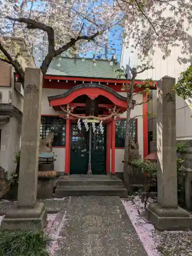 西出鎮守稲荷神社の{uncategorized: "未分類", other: "その他", undefined: "問題あり", building: "その他建物", grave: "お墓", sacred_gate: "鳥居", guardian: "狛犬", statue: "像", buddha: "仏像", history: "歴史", nature: "自然", garden: "庭園", animal: "動物", pagoda: "塔", temizu: "手水舎", mountain_gate: "山門・神門", sanctuary: "本殿・本堂", subordinate: "末社・摂社", art: "芸術", scenery: "景色", jizo: "地蔵", ema: "絵馬", goshuin: "御朱印", omikuji: "おみくじ", items: "授与品その他", amulet: "お守り", goshuincho: "御朱印帳", eats: "食事", festival: "お祭り", votive_dance: "神楽", shichigosan: "七五三参", wedding: "結婚式", experience: "体験その他", initially: "初詣", around: "周辺", anti_infection: "感染症対策"}
