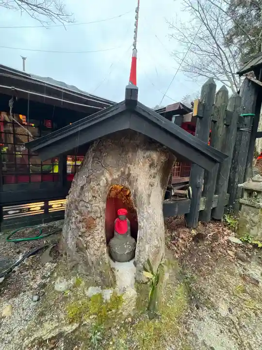 山賊地蔵の{uncategorized: "未分類", other: "その他", undefined: "問題あり", building: "その他建物", grave: "お墓", sacred_gate: "鳥居", guardian: "狛犬", statue: "像", buddha: "仏像", history: "歴史", nature: "自然", garden: "庭園", animal: "動物", pagoda: "塔", temizu: "手水舎", mountain_gate: "山門・神門", sanctuary: "本殿・本堂", subordinate: "末社・摂社", art: "芸術", scenery: "景色", jizo: "地蔵", ema: "絵馬", goshuin: "御朱印", omikuji: "おみくじ", items: "授与品その他", amulet: "お守り", goshuincho: "御朱印帳", eats: "食事", festival: "お祭り", votive_dance: "神楽", shichigosan: "七五三参", wedding: "結婚式", experience: "体験その他", initially: "初詣", around: "周辺", anti_infection: "感染症対策"}
