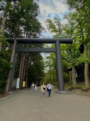 北海道神宮の{uncategorized: "未分類", other: "その他", undefined: "問題あり", building: "その他建物", grave: "お墓", sacred_gate: "鳥居", guardian: "狛犬", statue: "像", buddha: "仏像", history: "歴史", nature: "自然", garden: "庭園", animal: "動物", pagoda: "塔", temizu: "手水舎", mountain_gate: "山門・神門", sanctuary: "本殿・本堂", subordinate: "末社・摂社", art: "芸術", scenery: "景色", jizo: "地蔵", ema: "絵馬", goshuin: "御朱印", omikuji: "おみくじ", items: "授与品その他", amulet: "お守り", goshuincho: "御朱印帳", eats: "食事", festival: "お祭り", votive_dance: "神楽", shichigosan: "七五三参", wedding: "結婚式", experience: "体験その他", initially: "初詣", around: "周辺", anti_infection: "感染症対策"}