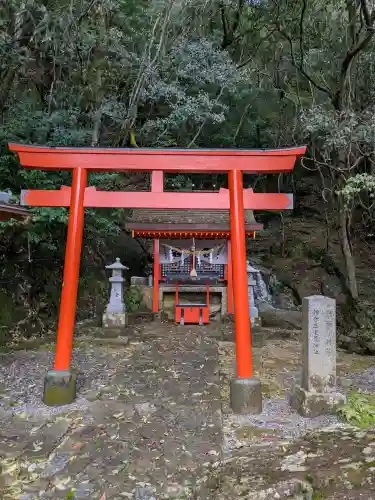 神倉神社（熊野速玉大社摂社）の{uncategorized: "未分類", other: "その他", undefined: "問題あり", building: "その他建物", grave: "お墓", sacred_gate: "鳥居", guardian: "狛犬", statue: "像", buddha: "仏像", history: "歴史", nature: "自然", garden: "庭園", animal: "動物", pagoda: "塔", temizu: "手水舎", mountain_gate: "山門・神門", sanctuary: "本殿・本堂", subordinate: "末社・摂社", art: "芸術", scenery: "景色", jizo: "地蔵", ema: "絵馬", goshuin: "御朱印", omikuji: "おみくじ", items: "授与品その他", amulet: "お守り", goshuincho: "御朱印帳", eats: "食事", festival: "お祭り", votive_dance: "神楽", shichigosan: "七五三参", wedding: "結婚式", experience: "体験その他", initially: "初詣", around: "周辺", anti_infection: "感染症対策"}