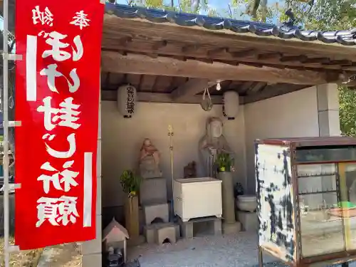満願寺の{uncategorized: "未分類", other: "その他", undefined: "問題あり", building: "その他建物", grave: "お墓", sacred_gate: "鳥居", guardian: "狛犬", statue: "像", buddha: "仏像", history: "歴史", nature: "自然", garden: "庭園", animal: "動物", pagoda: "塔", temizu: "手水舎", mountain_gate: "山門・神門", sanctuary: "本殿・本堂", subordinate: "末社・摂社", art: "芸術", scenery: "景色", jizo: "地蔵", ema: "絵馬", goshuin: "御朱印", omikuji: "おみくじ", items: "授与品その他", amulet: "お守り", goshuincho: "御朱印帳", eats: "食事", festival: "お祭り", votive_dance: "神楽", shichigosan: "七五三参", wedding: "結婚式", experience: "体験その他", initially: "初詣", around: "周辺", anti_infection: "感染症対策"}