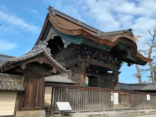 本山専修寺の山門・神門
