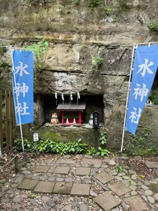 走水神社の{uncategorized: "未分類", other: "その他", undefined: "問題あり", building: "その他建物", grave: "お墓", sacred_gate: "鳥居", guardian: "狛犬", statue: "像", buddha: "仏像", history: "歴史", nature: "自然", garden: "庭園", animal: "動物", pagoda: "塔", temizu: "手水舎", mountain_gate: "山門・神門", sanctuary: "本殿・本堂", subordinate: "末社・摂社", art: "芸術", scenery: "景色", jizo: "地蔵", ema: "絵馬", goshuin: "御朱印", omikuji: "おみくじ", items: "授与品その他", amulet: "お守り", goshuincho: "御朱印帳", eats: "食事", festival: "お祭り", votive_dance: "神楽", shichigosan: "七五三参", wedding: "結婚式", experience: "体験その他", initially: "初詣", around: "周辺", anti_infection: "感染症対策"}
