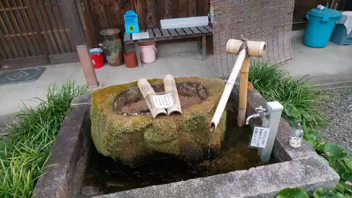 鎌達稲荷神社の手水舎