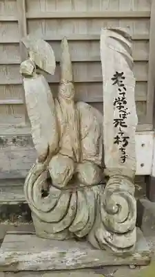 伊那上神社の像