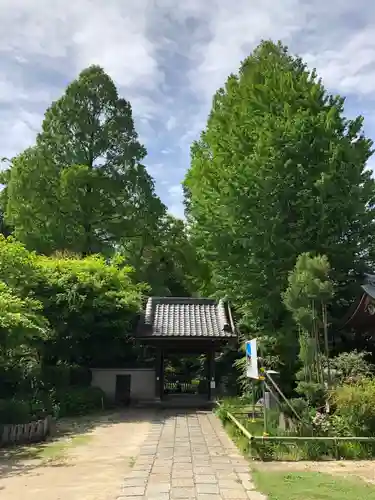 満行寺の山門