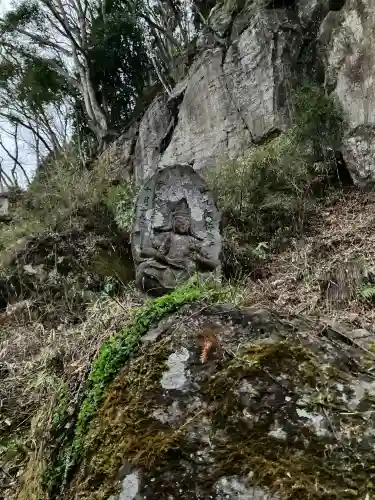 堂の下の岩観音の{uncategorized: "未分類", other: "その他", undefined: "問題あり", building: "その他建物", grave: "お墓", sacred_gate: "鳥居", guardian: "狛犬", statue: "像", buddha: "仏像", history: "歴史", nature: "自然", garden: "庭園", animal: "動物", pagoda: "塔", temizu: "手水舎", mountain_gate: "山門・神門", sanctuary: "本殿・本堂", subordinate: "末社・摂社", art: "芸術", scenery: "景色", jizo: "地蔵", ema: "絵馬", goshuin: "御朱印", omikuji: "おみくじ", items: "授与品その他", amulet: "お守り", goshuincho: "御朱印帳", eats: "食事", festival: "お祭り", votive_dance: "神楽", shichigosan: "七五三参", wedding: "結婚式", experience: "体験その他", initially: "初詣", around: "周辺", anti_infection: "感染症対策"}