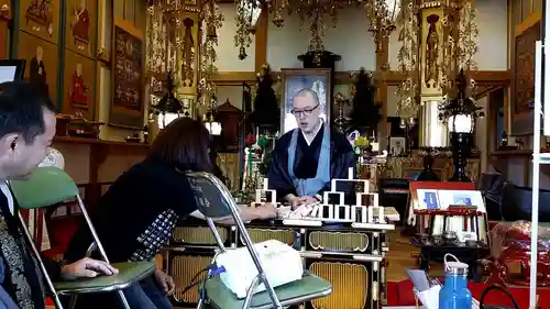 法話と天井絵の寺　観音寺の本殿・本堂