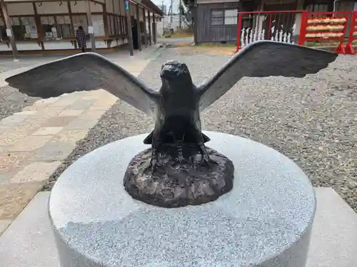 岡田神社の像