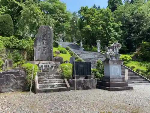 八海山尊神社の建物その他