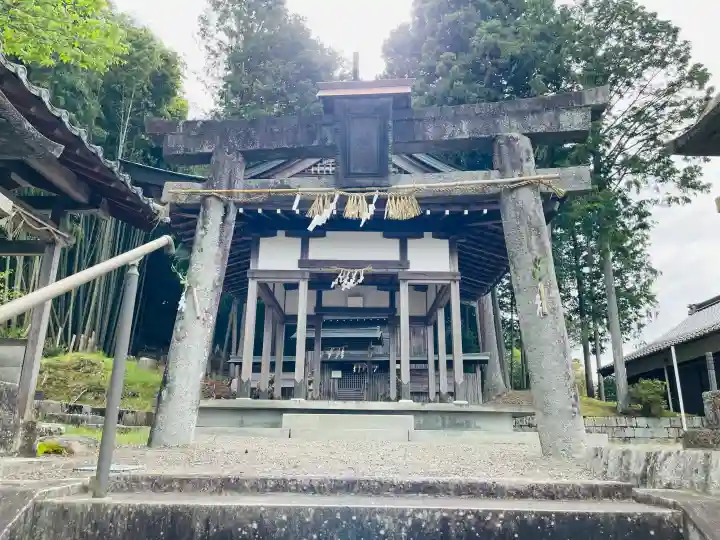 天満社の{uncategorized: "未分類", other: "その他", undefined: "問題あり", building: "その他建物", grave: "お墓", sacred_gate: "鳥居", guardian: "狛犬", statue: "像", buddha: "仏像", history: "歴史", nature: "自然", garden: "庭園", animal: "動物", pagoda: "塔", temizu: "手水舎", mountain_gate: "山門・神門", sanctuary: "本殿・本堂", subordinate: "末社・摂社", art: "芸術", scenery: "景色", jizo: "地蔵", ema: "絵馬", goshuin: "御朱印", omikuji: "おみくじ", items: "授与品その他", amulet: "お守り", goshuincho: "御朱印帳", eats: "食事", festival: "お祭り", votive_dance: "神楽", shichigosan: "七五三参", wedding: "結婚式", experience: "体験その他", initially: "初詣", around: "周辺", anti_infection: "感染症対策"}