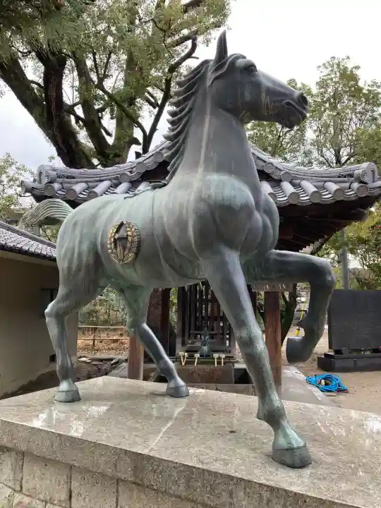 藤森神社の{uncategorized: "未分類", other: "その他", undefined: "問題あり", building: "その他建物", grave: "お墓", sacred_gate: "鳥居", guardian: "狛犬", statue: "像", buddha: "仏像", history: "歴史", nature: "自然", garden: "庭園", animal: "動物", pagoda: "塔", temizu: "手水舎", mountain_gate: "山門・神門", sanctuary: "本殿・本堂", subordinate: "末社・摂社", art: "芸術", scenery: "景色", jizo: "地蔵", ema: "絵馬", goshuin: "御朱印", omikuji: "おみくじ", items: "授与品その他", amulet: "お守り", goshuincho: "御朱印帳", eats: "食事", festival: "お祭り", votive_dance: "神楽", shichigosan: "七五三参", wedding: "結婚式", experience: "体験その他", initially: "初詣", around: "周辺", anti_infection: "感染症対策"}