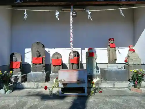 豊栄稲荷神社の{uncategorized: "未分類", other: "その他", undefined: "問題あり", building: "その他建物", grave: "お墓", sacred_gate: "鳥居", guardian: "狛犬", statue: "像", buddha: "仏像", history: "歴史", nature: "自然", garden: "庭園", animal: "動物", pagoda: "塔", temizu: "手水舎", mountain_gate: "山門・神門", sanctuary: "本殿・本堂", subordinate: "末社・摂社", art: "芸術", scenery: "景色", jizo: "地蔵", ema: "絵馬", goshuin: "御朱印", omikuji: "おみくじ", items: "授与品その他", amulet: "お守り", goshuincho: "御朱印帳", eats: "食事", festival: "お祭り", votive_dance: "神楽", shichigosan: "七五三参", wedding: "結婚式", experience: "体験その他", initially: "初詣", around: "周辺", anti_infection: "感染症対策"}