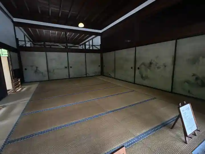 建仁寺(建仁禅寺)の{uncategorized: "未分類", other: "その他", undefined: "問題あり", building: "その他建物", grave: "お墓", sacred_gate: "鳥居", guardian: "狛犬", statue: "像", buddha: "仏像", history: "歴史", nature: "自然", garden: "庭園", animal: "動物", pagoda: "塔", temizu: "手水舎", mountain_gate: "山門・神門", sanctuary: "本殿・本堂", subordinate: "末社・摂社", art: "芸術", scenery: "景色", jizo: "地蔵", ema: "絵馬", goshuin: "御朱印", omikuji: "おみくじ", items: "授与品その他", amulet: "お守り", goshuincho: "御朱印帳", eats: "食事", festival: "お祭り", votive_dance: "神楽", shichigosan: "七五三参", wedding: "結婚式", experience: "体験その他", initially: "初詣", around: "周辺", anti_infection: "感染症対策"}