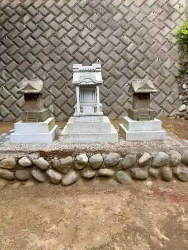 諏訪神社の{uncategorized: "未分類", other: "その他", undefined: "問題あり", building: "その他建物", grave: "お墓", sacred_gate: "鳥居", guardian: "狛犬", statue: "像", buddha: "仏像", history: "歴史", nature: "自然", garden: "庭園", animal: "動物", pagoda: "塔", temizu: "手水舎", mountain_gate: "山門・神門", sanctuary: "本殿・本堂", subordinate: "末社・摂社", art: "芸術", scenery: "景色", jizo: "地蔵", ema: "絵馬", goshuin: "御朱印", omikuji: "おみくじ", items: "授与品その他", amulet: "お守り", goshuincho: "御朱印帳", eats: "食事", festival: "お祭り", votive_dance: "神楽", shichigosan: "七五三参", wedding: "結婚式", experience: "体験その他", initially: "初詣", around: "周辺", anti_infection: "感染症対策"}