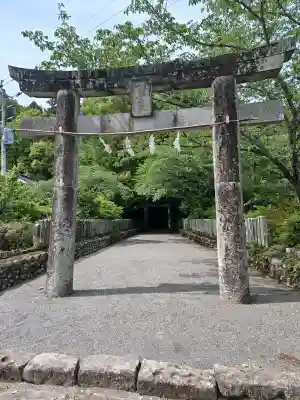 美奈宜神社の{uncategorized: "未分類", other: "その他", undefined: "問題あり", building: "その他建物", grave: "お墓", sacred_gate: "鳥居", guardian: "狛犬", statue: "像", buddha: "仏像", history: "歴史", nature: "自然", garden: "庭園", animal: "動物", pagoda: "塔", temizu: "手水舎", mountain_gate: "山門・神門", sanctuary: "本殿・本堂", subordinate: "末社・摂社", art: "芸術", scenery: "景色", jizo: "地蔵", ema: "絵馬", goshuin: "御朱印", omikuji: "おみくじ", items: "授与品その他", amulet: "お守り", goshuincho: "御朱印帳", eats: "食事", festival: "お祭り", votive_dance: "神楽", shichigosan: "七五三参", wedding: "結婚式", experience: "体験その他", initially: "初詣", around: "周辺", anti_infection: "感染症対策"}