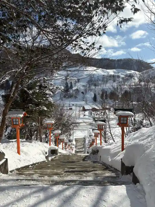 夕張神社の{uncategorized: "未分類", other: "その他", undefined: "問題あり", building: "その他建物", grave: "お墓", sacred_gate: "鳥居", guardian: "狛犬", statue: "像", buddha: "仏像", history: "歴史", nature: "自然", garden: "庭園", animal: "動物", pagoda: "塔", temizu: "手水舎", mountain_gate: "山門・神門", sanctuary: "本殿・本堂", subordinate: "末社・摂社", art: "芸術", scenery: "景色", jizo: "地蔵", ema: "絵馬", goshuin: "御朱印", omikuji: "おみくじ", items: "授与品その他", amulet: "お守り", goshuincho: "御朱印帳", eats: "食事", festival: "お祭り", votive_dance: "神楽", shichigosan: "七五三参", wedding: "結婚式", experience: "体験その他", initially: "初詣", around: "周辺", anti_infection: "感染症対策"}