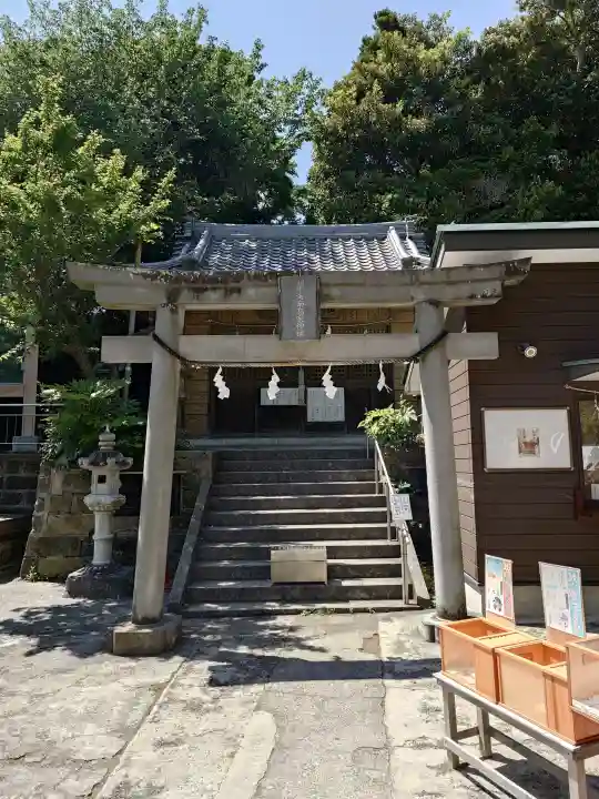 海南神社の{uncategorized: "未分類", other: "その他", undefined: "問題あり", building: "その他建物", grave: "お墓", sacred_gate: "鳥居", guardian: "狛犬", statue: "像", buddha: "仏像", history: "歴史", nature: "自然", garden: "庭園", animal: "動物", pagoda: "塔", temizu: "手水舎", mountain_gate: "山門・神門", sanctuary: "本殿・本堂", subordinate: "末社・摂社", art: "芸術", scenery: "景色", jizo: "地蔵", ema: "絵馬", goshuin: "御朱印", omikuji: "おみくじ", items: "授与品その他", amulet: "お守り", goshuincho: "御朱印帳", eats: "食事", festival: "お祭り", votive_dance: "神楽", shichigosan: "七五三参", wedding: "結婚式", experience: "体験その他", initially: "初詣", around: "周辺", anti_infection: "感染症対策"}