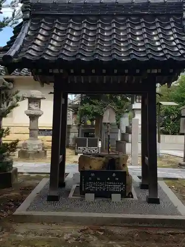 向本折白山神社の手水舎