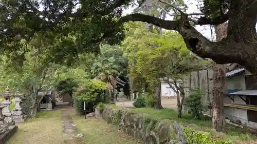 岩崎神社の庭園