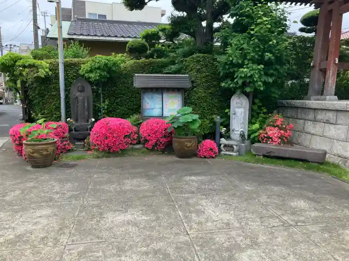 天台宗西光寺の{uncategorized: "未分類", other: "その他", undefined: "問題あり", building: "その他建物", grave: "お墓", sacred_gate: "鳥居", guardian: "狛犬", statue: "像", buddha: "仏像", history: "歴史", nature: "自然", garden: "庭園", animal: "動物", pagoda: "塔", temizu: "手水舎", mountain_gate: "山門・神門", sanctuary: "本殿・本堂", subordinate: "末社・摂社", art: "芸術", scenery: "景色", jizo: "地蔵", ema: "絵馬", goshuin: "御朱印", omikuji: "おみくじ", items: "授与品その他", amulet: "お守り", goshuincho: "御朱印帳", eats: "食事", festival: "お祭り", votive_dance: "神楽", shichigosan: "七五三参", wedding: "結婚式", experience: "体験その他", initially: "初詣", around: "周辺", anti_infection: "感染症対策"}