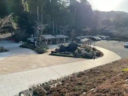 尊永寺の{uncategorized: "未分類", other: "その他", undefined: "問題あり", building: "その他建物", grave: "お墓", sacred_gate: "鳥居", guardian: "狛犬", statue: "像", buddha: "仏像", history: "歴史", nature: "自然", garden: "庭園", animal: "動物", pagoda: "塔", temizu: "手水舎", mountain_gate: "山門・神門", sanctuary: "本殿・本堂", subordinate: "末社・摂社", art: "芸術", scenery: "景色", jizo: "地蔵", ema: "絵馬", goshuin: "御朱印", omikuji: "おみくじ", items: "授与品その他", amulet: "お守り", goshuincho: "御朱印帳", eats: "食事", festival: "お祭り", votive_dance: "神楽", shichigosan: "七五三参", wedding: "結婚式", experience: "体験その他", initially: "初詣", around: "周辺", anti_infection: "感染症対策"}