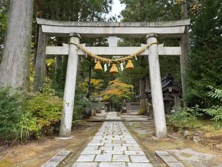 雄山神社中宮祈願殿の{uncategorized: "未分類", other: "その他", undefined: "問題あり", building: "その他建物", grave: "お墓", sacred_gate: "鳥居", guardian: "狛犬", statue: "像", buddha: "仏像", history: "歴史", nature: "自然", garden: "庭園", animal: "動物", pagoda: "塔", temizu: "手水舎", mountain_gate: "山門・神門", sanctuary: "本殿・本堂", subordinate: "末社・摂社", art: "芸術", scenery: "景色", jizo: "地蔵", ema: "絵馬", goshuin: "御朱印", omikuji: "おみくじ", items: "授与品その他", amulet: "お守り", goshuincho: "御朱印帳", eats: "食事", festival: "お祭り", votive_dance: "神楽", shichigosan: "七五三参", wedding: "結婚式", experience: "体験その他", initially: "初詣", around: "周辺", anti_infection: "感染症対策"}