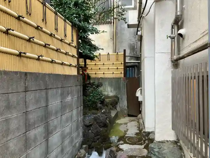 御手洗稲荷神社の{uncategorized: "未分類", other: "その他", undefined: "問題あり", building: "その他建物", grave: "お墓", sacred_gate: "鳥居", guardian: "狛犬", statue: "像", buddha: "仏像", history: "歴史", nature: "自然", garden: "庭園", animal: "動物", pagoda: "塔", temizu: "手水舎", mountain_gate: "山門・神門", sanctuary: "本殿・本堂", subordinate: "末社・摂社", art: "芸術", scenery: "景色", jizo: "地蔵", ema: "絵馬", goshuin: "御朱印", omikuji: "おみくじ", items: "授与品その他", amulet: "お守り", goshuincho: "御朱印帳", eats: "食事", festival: "お祭り", votive_dance: "神楽", shichigosan: "七五三参", wedding: "結婚式", experience: "体験その他", initially: "初詣", around: "周辺", anti_infection: "感染症対策"}