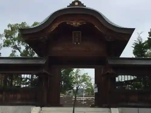 饒津神社の山門