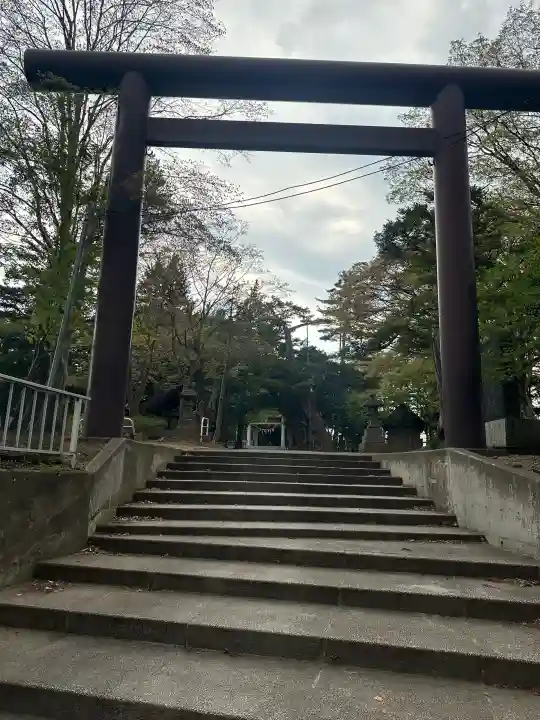 北広島市総鎮守 廣島神社の{uncategorized: "未分類", other: "その他", undefined: "問題あり", building: "その他建物", grave: "お墓", sacred_gate: "鳥居", guardian: "狛犬", statue: "像", buddha: "仏像", history: "歴史", nature: "自然", garden: "庭園", animal: "動物", pagoda: "塔", temizu: "手水舎", mountain_gate: "山門・神門", sanctuary: "本殿・本堂", subordinate: "末社・摂社", art: "芸術", scenery: "景色", jizo: "地蔵", ema: "絵馬", goshuin: "御朱印", omikuji: "おみくじ", items: "授与品その他", amulet: "お守り", goshuincho: "御朱印帳", eats: "食事", festival: "お祭り", votive_dance: "神楽", shichigosan: "七五三参", wedding: "結婚式", experience: "体験その他", initially: "初詣", around: "周辺", anti_infection: "感染症対策"}