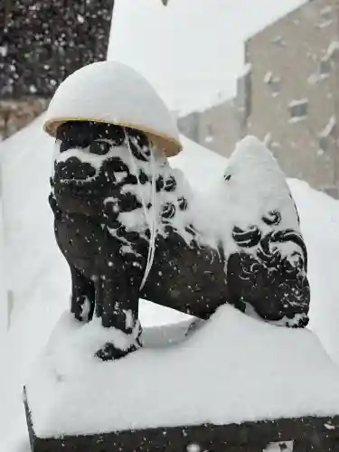 札幌諏訪神社の{uncategorized: "未分類", other: "その他", undefined: "問題あり", building: "その他建物", grave: "お墓", sacred_gate: "鳥居", guardian: "狛犬", statue: "像", buddha: "仏像", history: "歴史", nature: "自然", garden: "庭園", animal: "動物", pagoda: "塔", temizu: "手水舎", mountain_gate: "山門・神門", sanctuary: "本殿・本堂", subordinate: "末社・摂社", art: "芸術", scenery: "景色", jizo: "地蔵", ema: "絵馬", goshuin: "御朱印", omikuji: "おみくじ", items: "授与品その他", amulet: "お守り", goshuincho: "御朱印帳", eats: "食事", festival: "お祭り", votive_dance: "神楽", shichigosan: "七五三参", wedding: "結婚式", experience: "体験その他", initially: "初詣", around: "周辺", anti_infection: "感染症対策"}