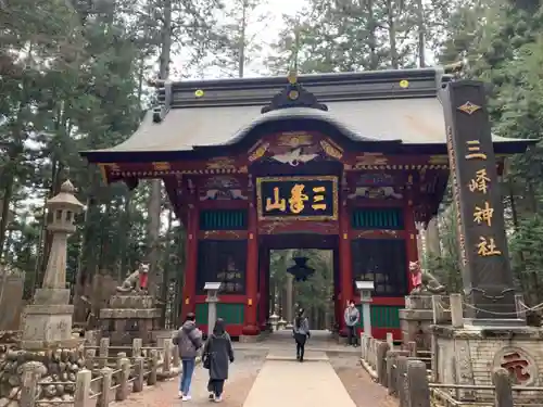 三峯神社の山門