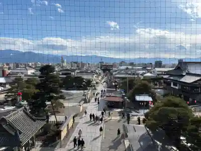 善光寺の{uncategorized: "未分類", other: "その他", undefined: "問題あり", building: "その他建物", grave: "お墓", sacred_gate: "鳥居", guardian: "狛犬", statue: "像", buddha: "仏像", history: "歴史", nature: "自然", garden: "庭園", animal: "動物", pagoda: "塔", temizu: "手水舎", mountain_gate: "山門・神門", sanctuary: "本殿・本堂", subordinate: "末社・摂社", art: "芸術", scenery: "景色", jizo: "地蔵", ema: "絵馬", goshuin: "御朱印", omikuji: "おみくじ", items: "授与品その他", amulet: "お守り", goshuincho: "御朱印帳", eats: "食事", festival: "お祭り", votive_dance: "神楽", shichigosan: "七五三参", wedding: "結婚式", experience: "体験その他", initially: "初詣", around: "周辺", anti_infection: "感染症対策"}