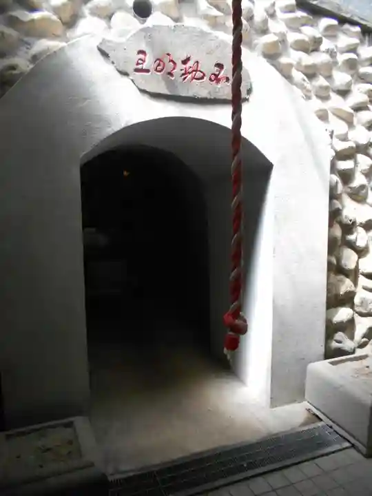 石籠山不動尊(岩屋不動尊)の本殿・本堂