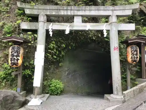 銭洗弁財天宇賀福神社の鳥居