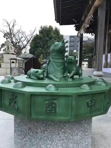 岡田神社の像