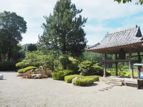 勘代寺の庭園