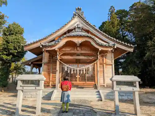 白山神社の本殿