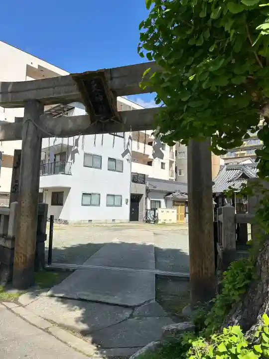 天神社の{uncategorized: "未分類", other: "その他", undefined: "問題あり", building: "その他建物", grave: "お墓", sacred_gate: "鳥居", guardian: "狛犬", statue: "像", buddha: "仏像", history: "歴史", nature: "自然", garden: "庭園", animal: "動物", pagoda: "塔", temizu: "手水舎", mountain_gate: "山門・神門", sanctuary: "本殿・本堂", subordinate: "末社・摂社", art: "芸術", scenery: "景色", jizo: "地蔵", ema: "絵馬", goshuin: "御朱印", omikuji: "おみくじ", items: "授与品その他", amulet: "お守り", goshuincho: "御朱印帳", eats: "食事", festival: "お祭り", votive_dance: "神楽", shichigosan: "七五三参", wedding: "結婚式", experience: "体験その他", initially: "初詣", around: "周辺", anti_infection: "感染症対策"}